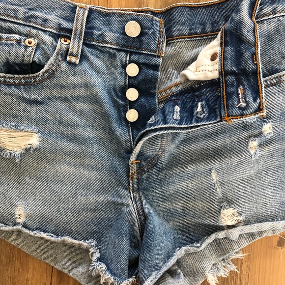 Levi’s Wedgie fit high waisted short - Picture 2 of 5